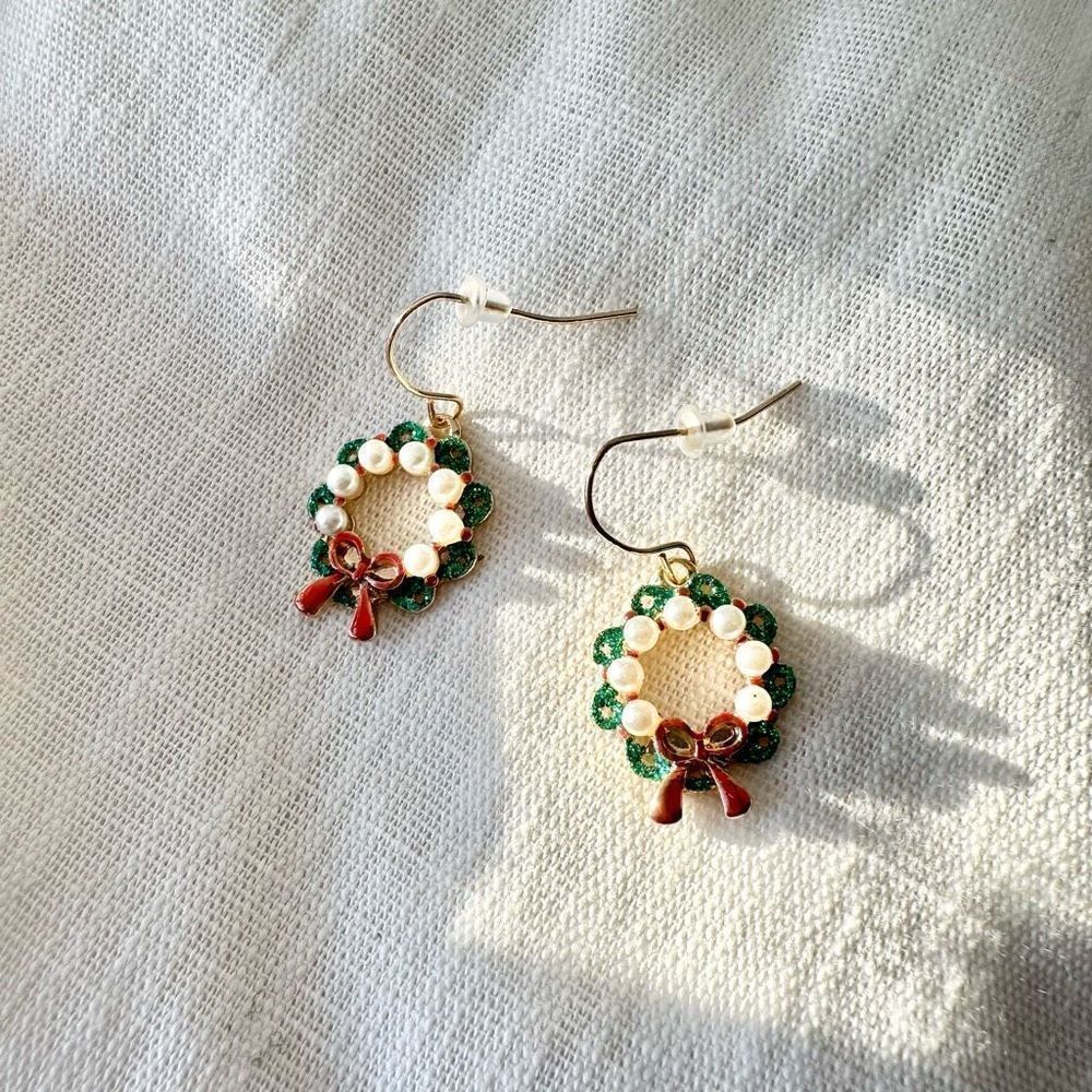 Christmas wreath with pearl dangle earrings